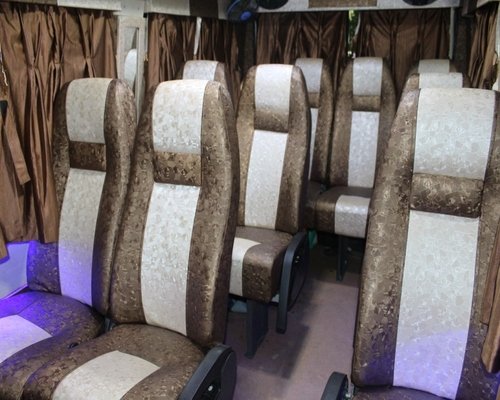 10 seater tempo traveller